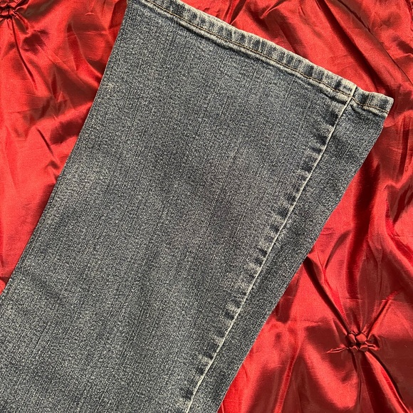 Best fit super stretch Guess bells in medium blue distressed denim, 31 - Picture 3 of 7